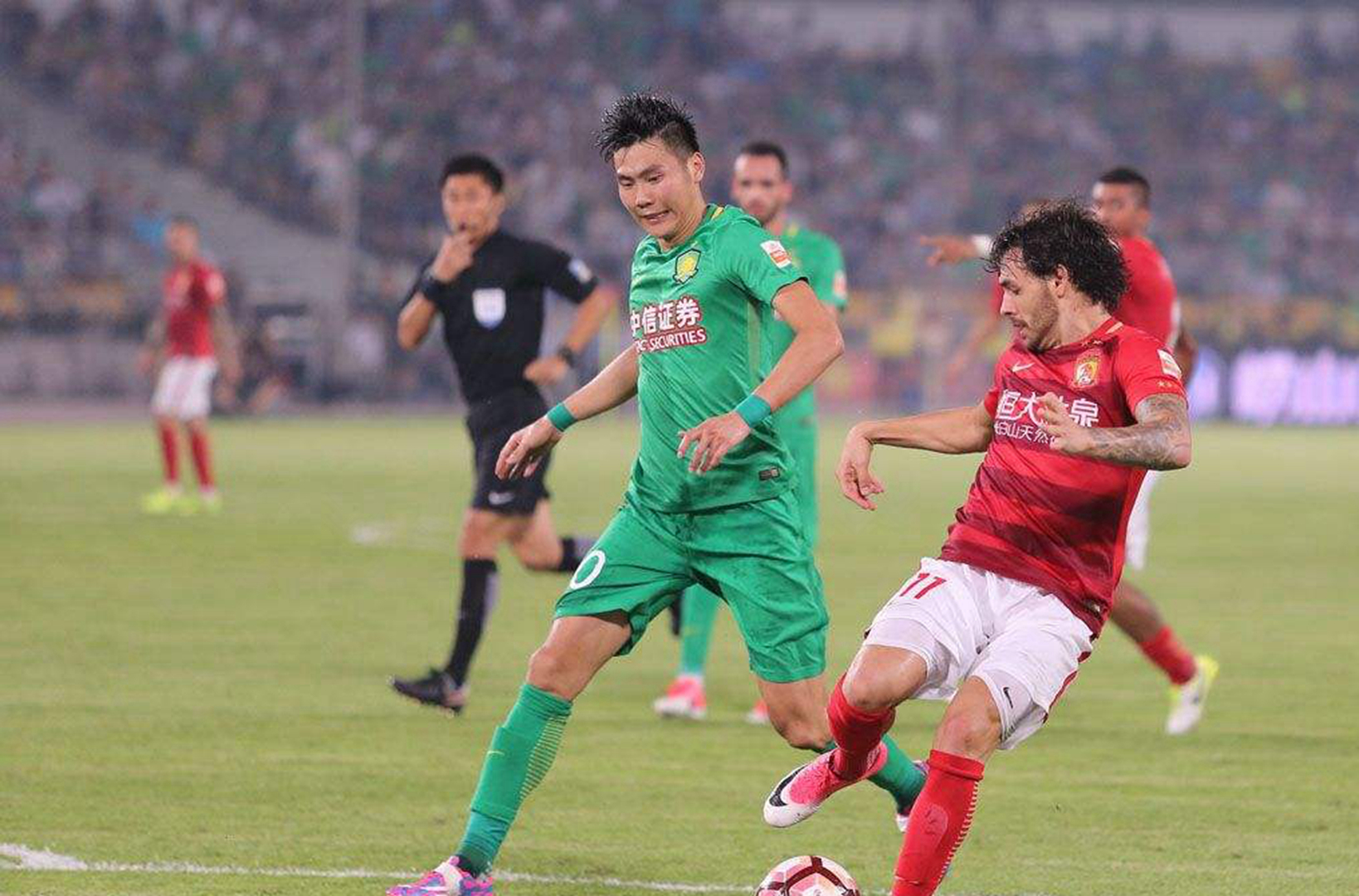 九游体育APP包含广州队内部会议纪要流出：今夜回应争议，西甲使命明确，数据趋势出现新变化的词条